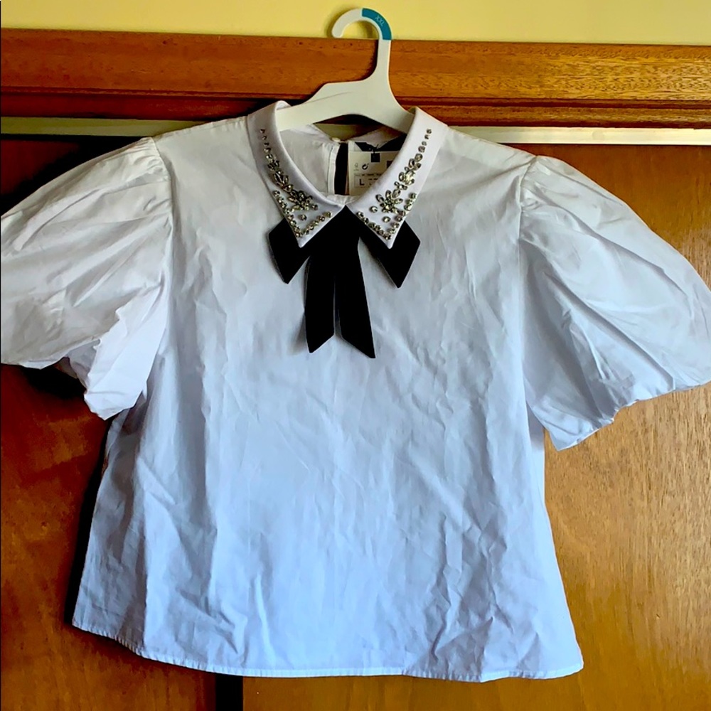 White puff sleeve detailed blouse